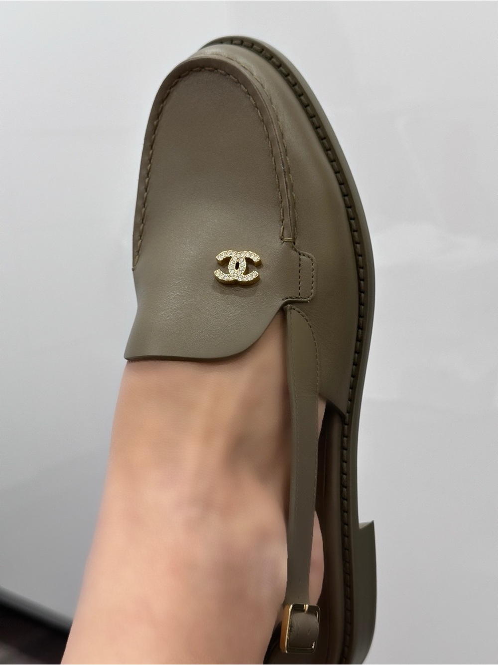 2026 CHANEL KHAKI OLIVE GREEN LEATHER LOAFER SLINGBACK SHOES GOLD STRASS CC 40.5 - Picture 7 of 16